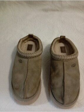 UGG Womens Suede Sheepskin-Lined Slip-On Slippers Size 8 Beige